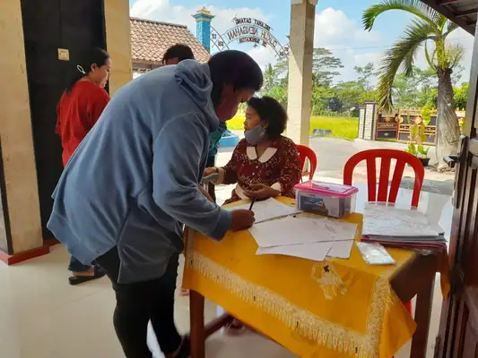 Penyaluran Bantuan Pendidikan Anak Dampingan, foto 1