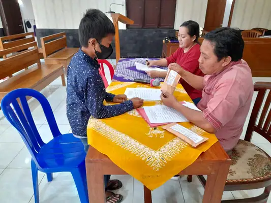 Penyaluran Bantuan Pendidikan Anak Dampingan, foto 6